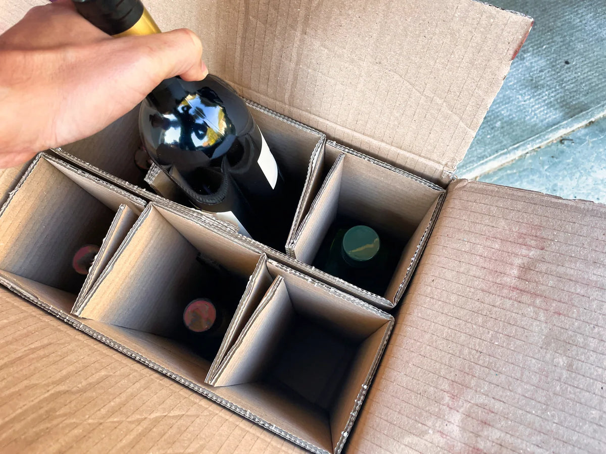 Flasche wird versandfertig verpackt