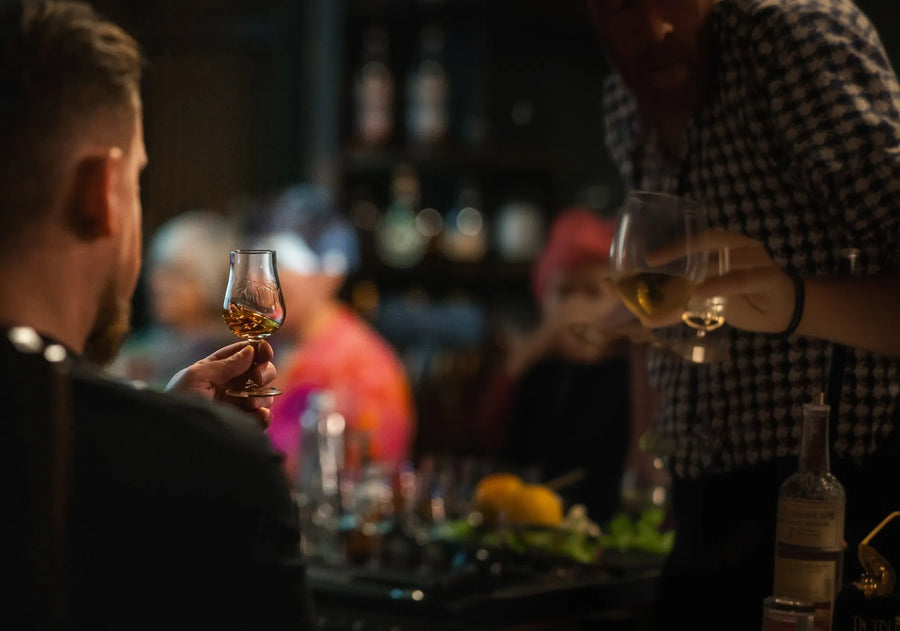 Gäste verkosten Rum an der Bar