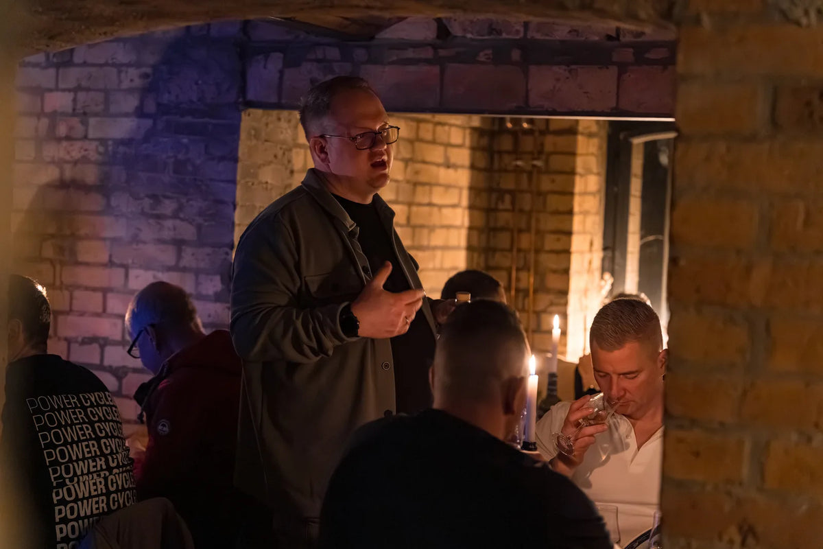 Marcel Hepke moderiert ein Tasting im Gewölbekeller