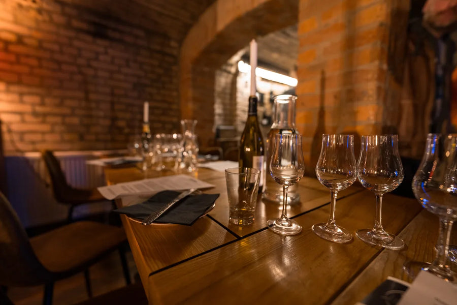 Gedeckter Tisch mit Verkostungsgläsern