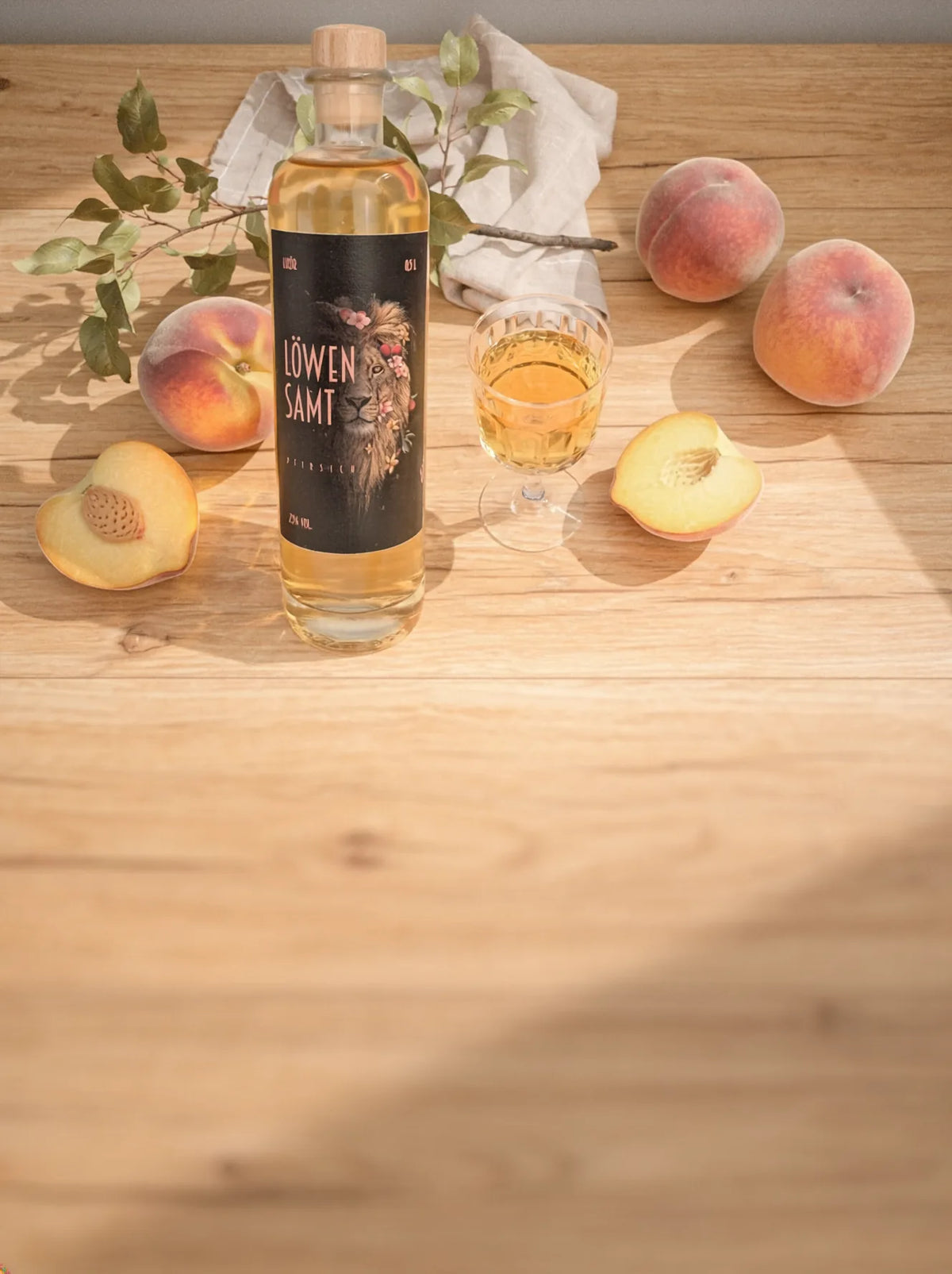 LöwenSamt Pfirsich Flasche mit frischen Pfirsichen