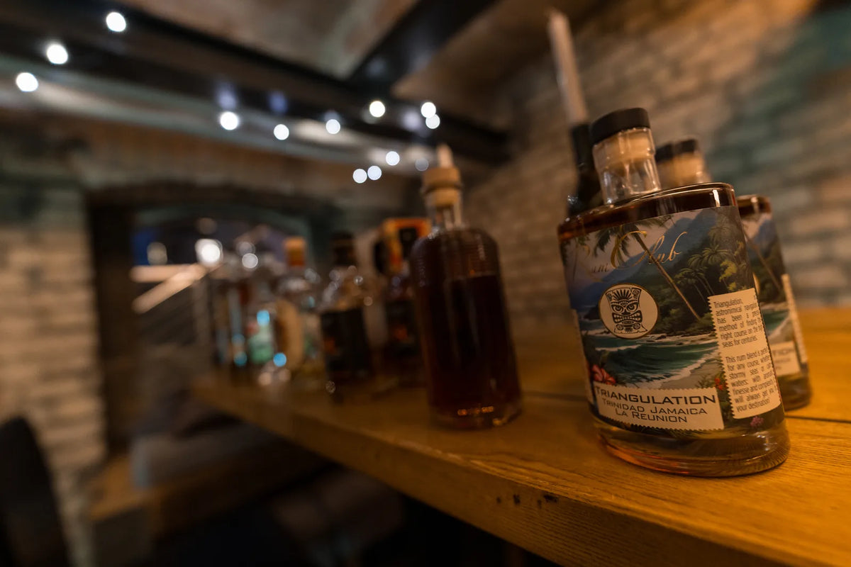 Rumflaschen auf einem Regalbrett beim Tasting