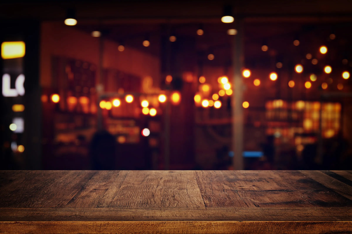 Warm beleuchtete Bar mit Lichterketten